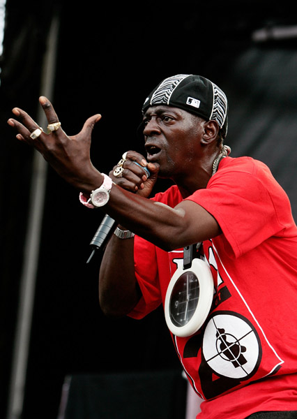 Flavor Flav вместе с группой Public Enemy на фестивале Rock the Bells Festival Series