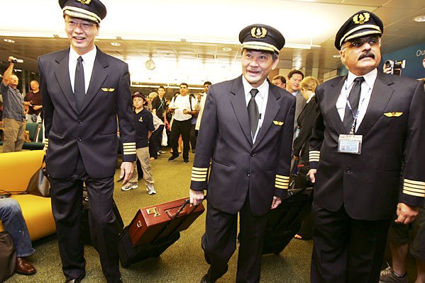 airbus a-380 singapore airlines pilots Robert Ting Gerard Yeap and Gerry Peacock пилоты самолета и капитан корабля