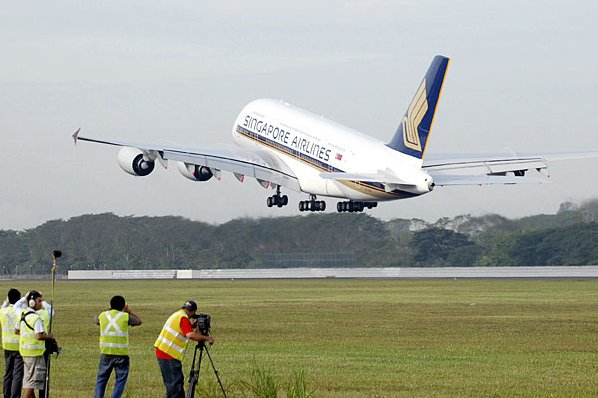 Взлет из сингапурского аэропорта airbus a-380 take-off at singapore airport