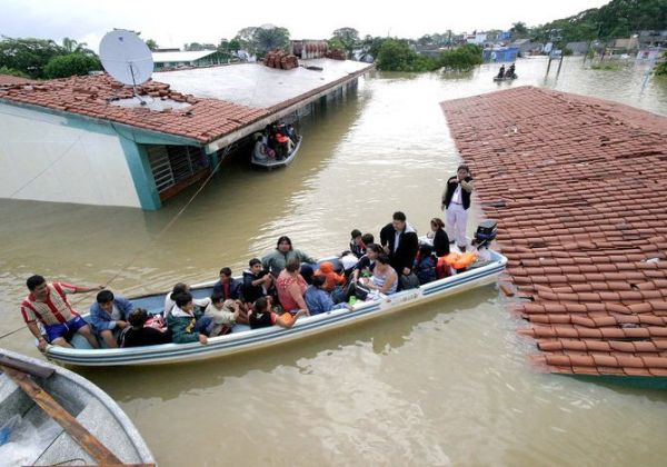 Villahermosa residents are rescued in boats by the Mexican navy