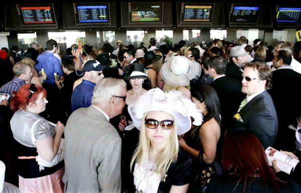 светская публика на скачках melbourne cup