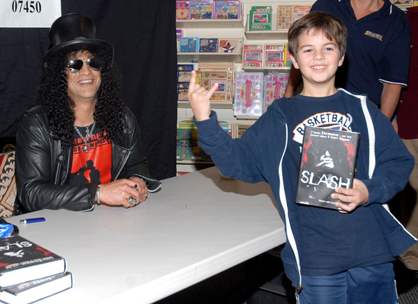 slash signs his book autobiography - слэш представил автобиографию