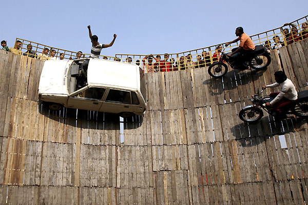 каскадеры исполняют трюк wall of death