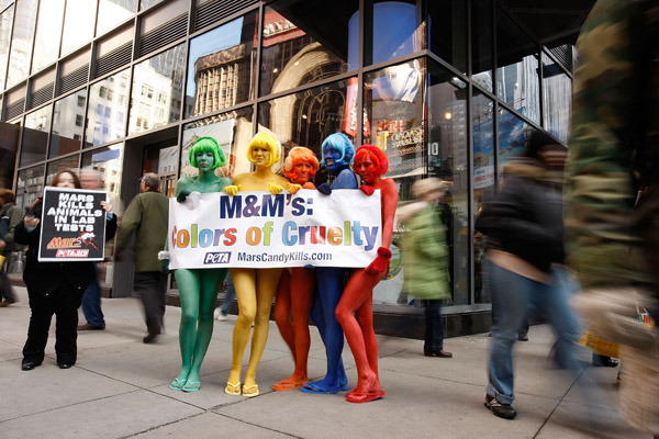 протест у магазина m&m's world store в нью-йорке