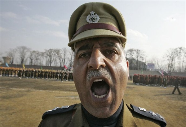 индийский офицер police officer shouts commands during a rehearsal for the Republic Day parade