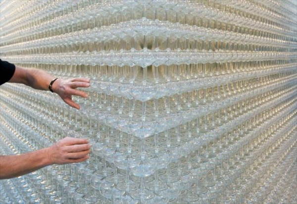 new guinness record pyramid consisting of 43000 glasses 