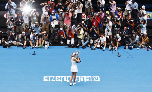 maria_sharapova_australian_open_final06_with_photographers.jpg