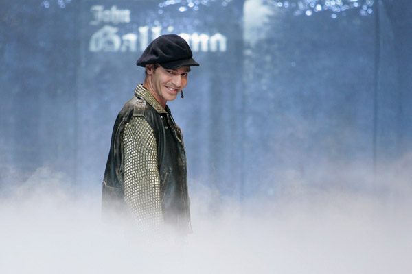 Дизайнер Джон Гальяно вышел на подиум в заключении показа John Galliano