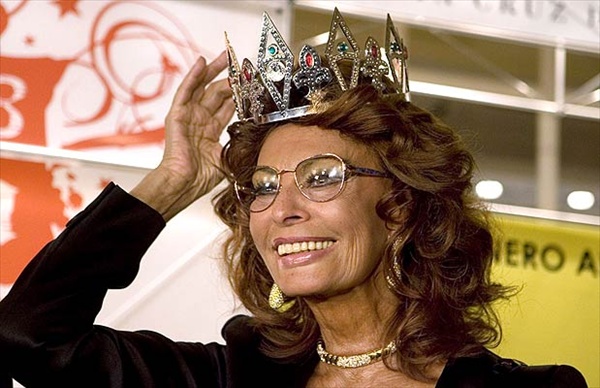 sofia loren particapets in jury for election of queen of carnival