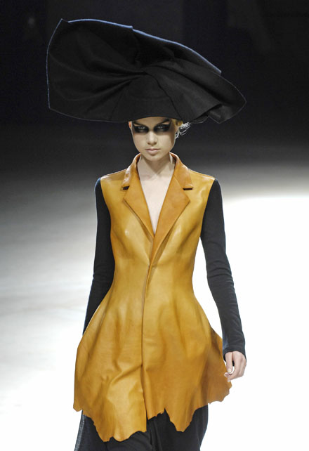 Показ коллекции Yohji Yamamoto сезона осень/зима 2008/2009 на Неделе моды прет-а-порте в Париже