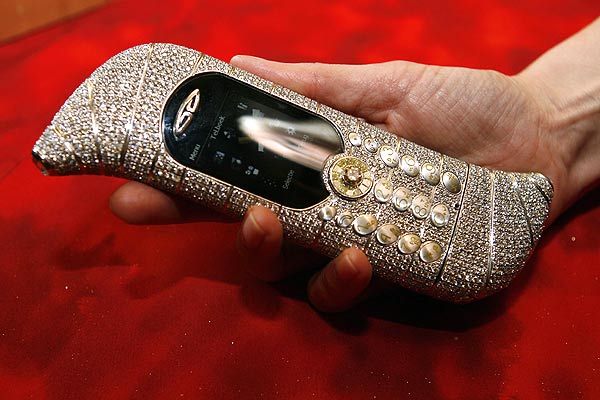 Драгоценный мобильный телефон LeMillion Piece Unique от компании GoldVish Luxury Communications