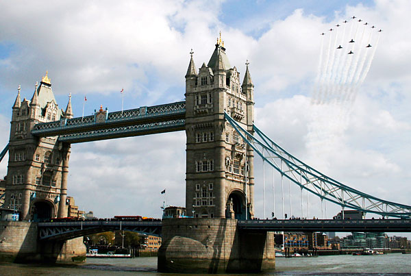 redarrows_raf_90anniversary_london04.jpg