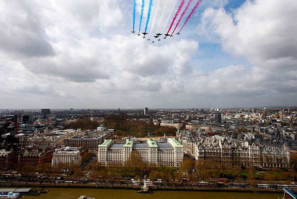 redarrows_raf_90anniversary_london05.jpg