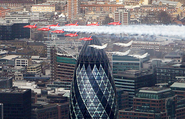 redarrows_raf_90anniversary_london06.jpg