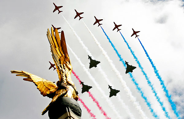 redarrows_raf_90anniversary_london07.jpg