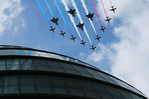 redarrows_raf_90anniversary_london09.jpg