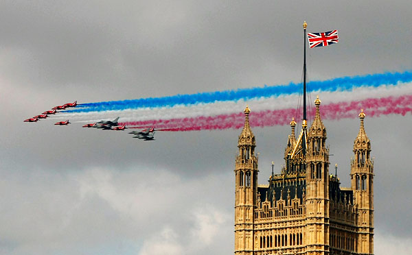 redarrows_raf_90anniversary_london10.jpg