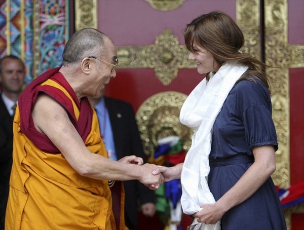 carla_bruni_dalai_lama04.jpg