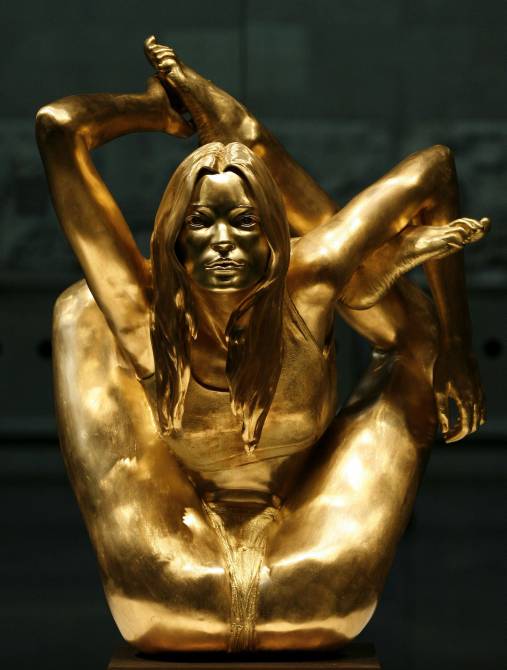 statuefilia_siren_kate_moss_solid_gold_statue02.jpg