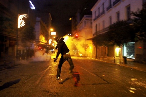 Crashes with thousands protesters in Athens