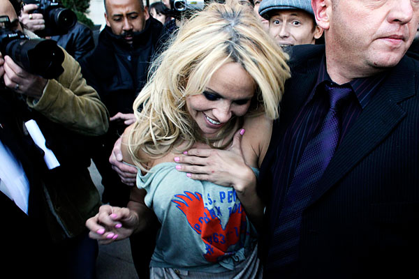 vivienne_westwood_paris_fashion_week_pamela_anderson08.jpg