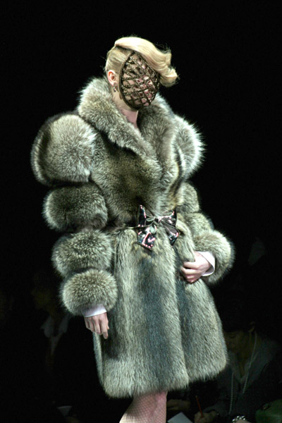 viktor_rolf_paris_fashion_week_autumn_winter2006_01.jpg