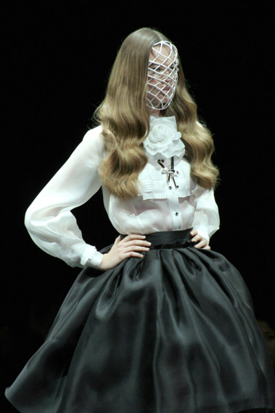 viktor_rolf_paris_fashion_week_autumn_winter2006_02.jpg