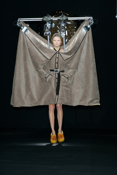 viktor_rolf_paris_fashion_week_fall_winter2007_01.jpg