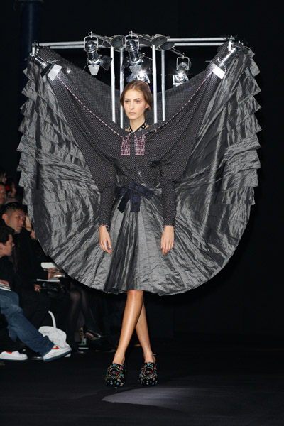 viktor_rolf_paris_fashion_week_fall_winter2007_03.jpg