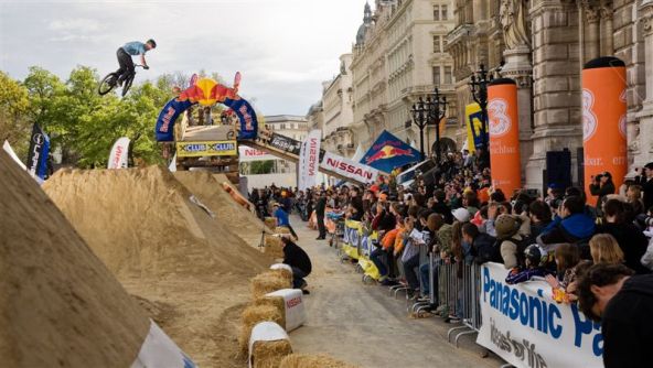 Vienna Air King 2008_rider&spectators_byDavidUlrich.jpg