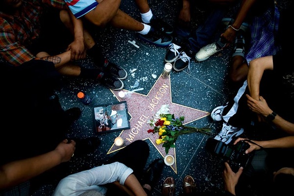 mj_mourning_hollywood_walk_of_fame.jpg