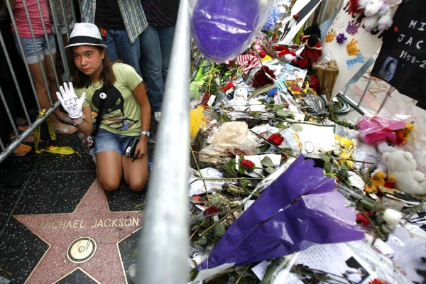 mj_mourning_hollywood_walk_of_fame3.jpg