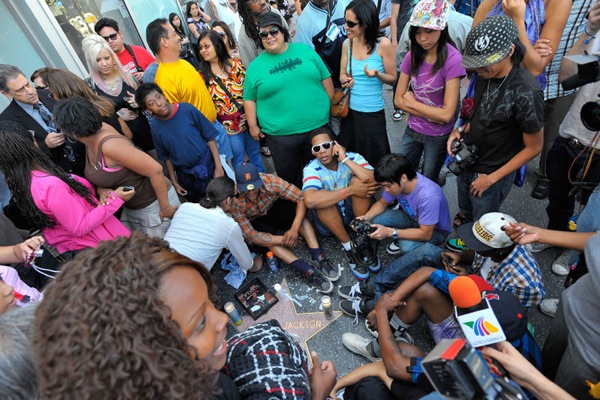 mj_mourning_hollywood_walk_of_fame6.jpg