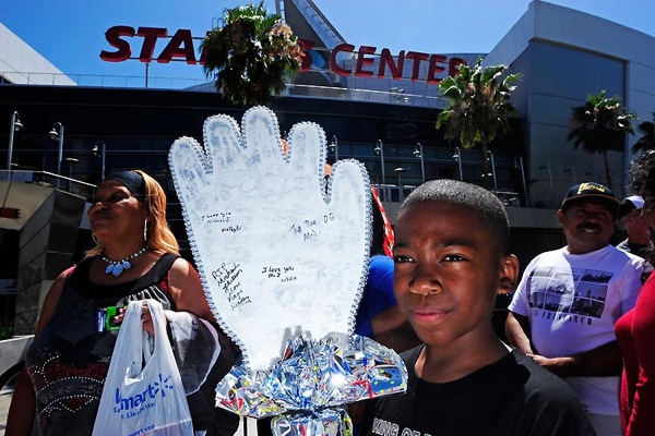 michael_jackson_funeral_fans09.jpg