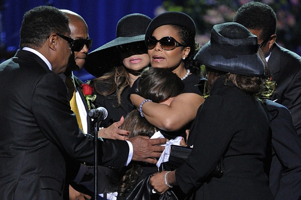 michael_jackson_funeral_paris_jackson_with_janet.jpg