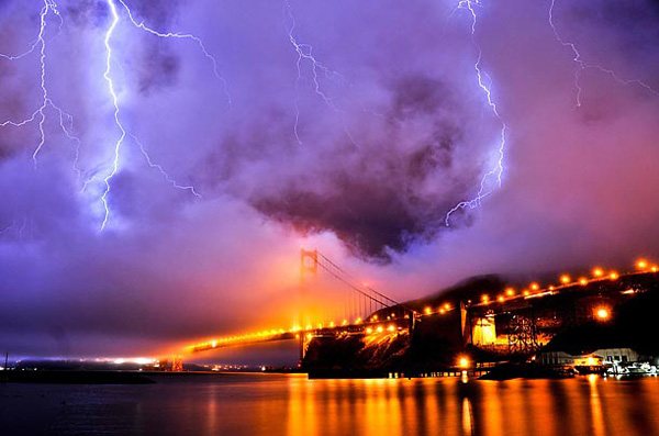 Молния на фоне Golden Gate Bridge