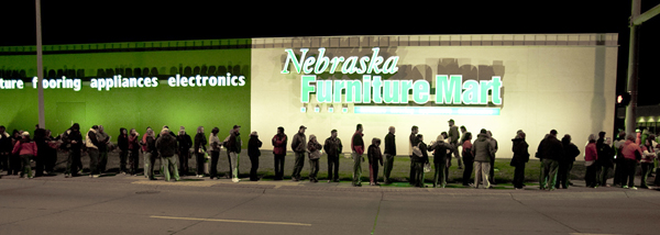 На подступах к мебельному магазину Nebraska Furniture Mart