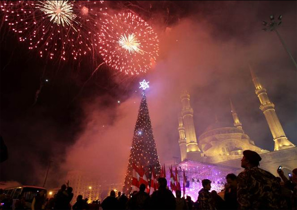 В Бейруте начались Beirut Celebrates, зажжены огни на елке, запускаются фейерверки и в центре Бейрута прошел рождественский парад