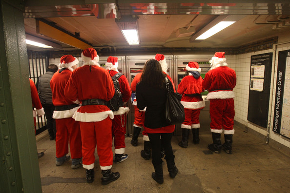 New+Yorkers+Dress+Up+Santa+SantaCon+Gathering+Mivy9IPHiUgl.jpg