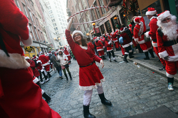 New+Yorkers+Dress+Up+Santa+SantaCon+Gathering+SvyWthfhabkl.jpg