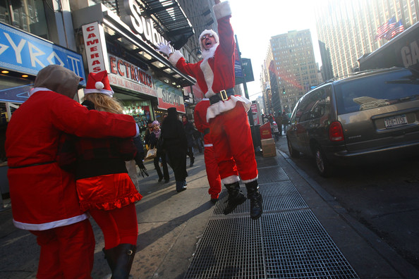 New+Yorkers+Dress+Up+Santa+SantaCon+Gathering+kCa3VChqN3_l.jpg