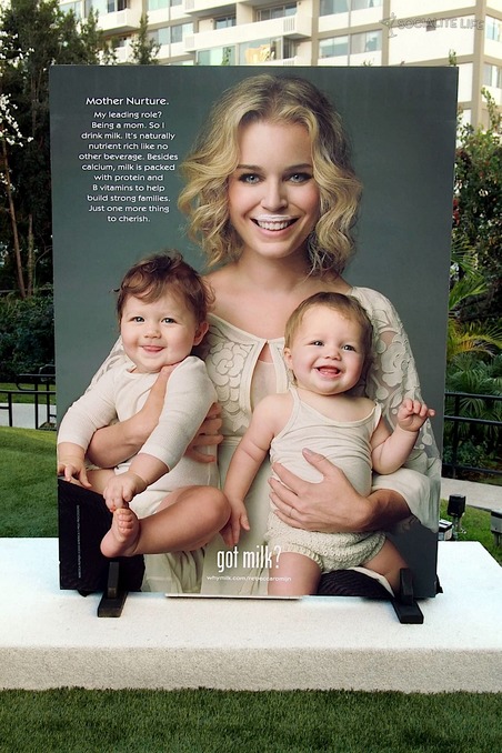 gallery_main-rebecca-romijn-milk-ad-twins-photos-01122010-019.jpg