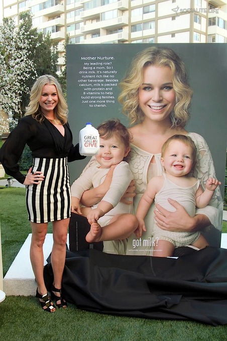 gallery_main-rebecca-romijn-milk-ad-twins-photos-01122010-036.jpg