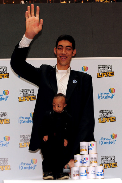 World+Tallest+Man+Meets+World+Shortest+Man+zpwQqrhkgH_l.jpg