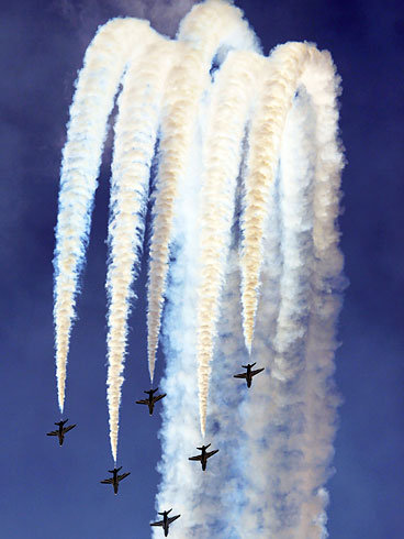 bahrain_airshow_saudi_arabia_acrobat_team.jpg