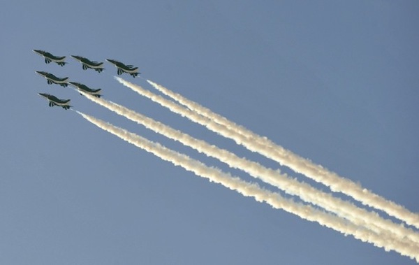 bahrain_airshow_saudi_arabia_acrobat_team2.jpg