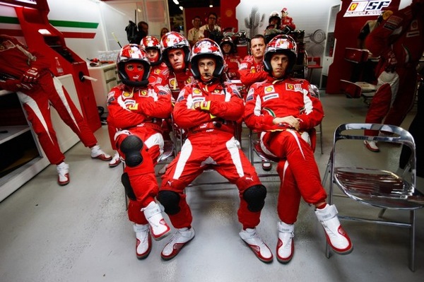 gp_formula1_melbourne_ferrari_mechanics.jpg