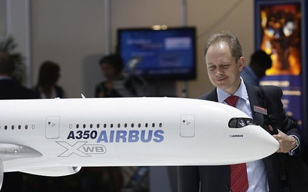 farnborough_air_show_airbus_sas_a350_model.jpg