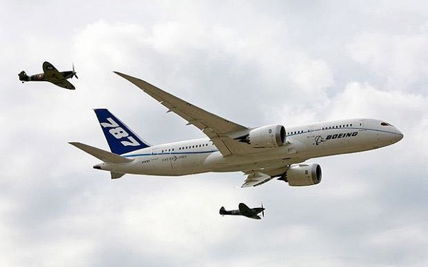 farnborough_air_show_boeing_787_dreamliner_supermarine_spitfires.jpg