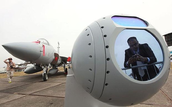 farnborough_air_show_chinese_JF-17_Thunders_targeting_pod.jpg